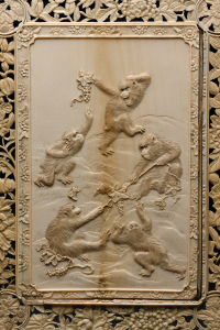 Экран с изображением семи богов счастья и обезьянок