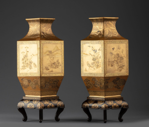 Парные вазы четырехгранной формы с изображением цветов и птиц