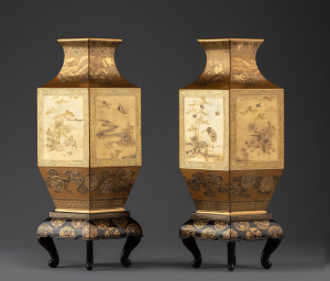 Парные вазы четырехгранной формы с изображением цветов и птиц