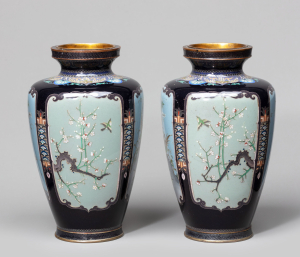 Четырёхгранные парные вазы с изображением цветов и птиц