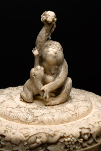 Шкатулка с изображением обезьянок и жанровых сценок