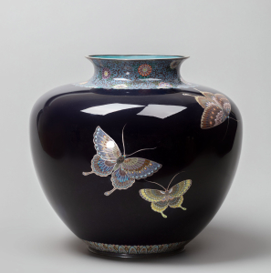 Ваза с изображением бабочек