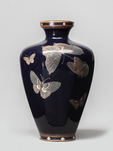 Ваза с изображением бабочек
