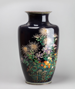 Ваза с изображением хризантем