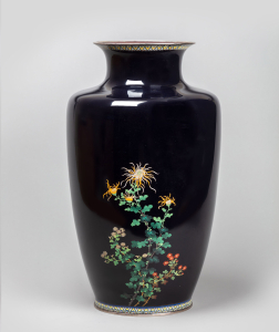 Ваза с изображением хризантем