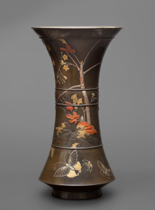 Ваза с изображением растений и бабочек