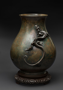 Ваза со скульптурным драконом
