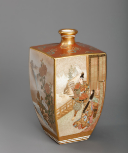 Ваза в стиле кё-сацума c изображением цветов, птиц и жанровых сцен