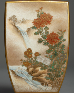 Ваза в стиле кё-сацума c изображением цветов  птиц и жанровых сцен