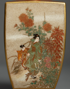 Ваза в стиле кё-сацума c изображением цветов  птиц и жанровых сцен