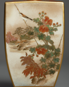 Ваза в стиле кё-сацума c изображением цветов  птиц и жанровых сцен