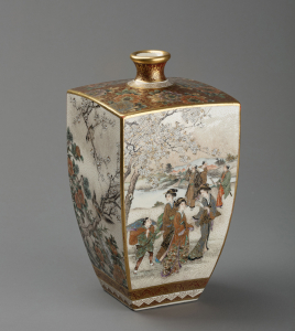 Ваза в стиле кё-сацума с изображением цветов, птиц и жанровых сцен