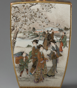 Ваза в стиле кё-сацума с изображением цветов  птиц и жанровых сцен