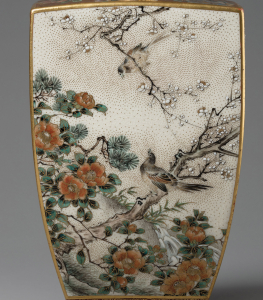 Ваза в стиле кё-сацума с изображением цветов  птиц и жанровых сцен