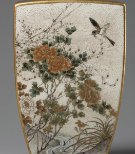 Ваза в стиле кё-сацума с изображением цветов  птиц и жанровых сцен