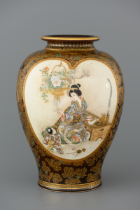 Ваза в стиле кё-сацума с изображением красавиц