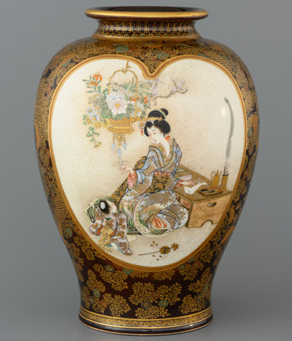 Видео Ваза в стиле кё-сацума с изображением красавиц