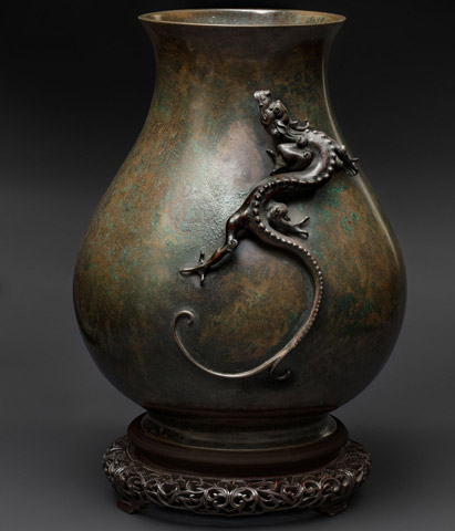 Видео Ваза со скульптурным драконом