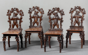 Четыре резных стула с изображением медведей