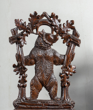 Четыре резных стула с изображением медведей