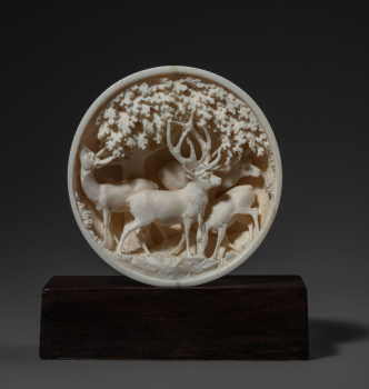 Декоративная настольная композиция "Олени в лесу" из слоновой кости на прямоугольной деревянной подставке