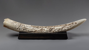 Декоративно-сувенирный бивень слона с горельефной резьбой на тему охоты