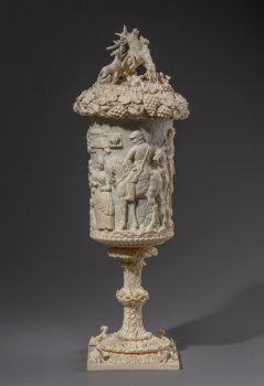 Декоративный кубок со съёмной крышкой на высокой ножке и квадратном основании (подставке), изготовленный из резной слоновой кости