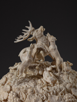 Декоративный кубок со съёмной крышкой на высокой ножке и квадратном основании (подставке)  изготовленный из резной слоновой кости