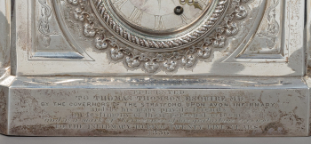 Каминные часы с изображением драматической сцены литературно-исторического характера