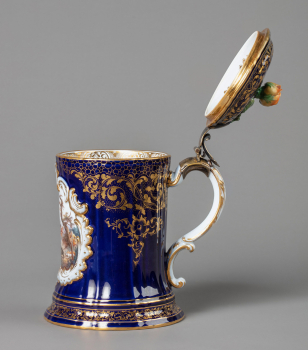 Кружка пивная со сценой охоты на кабанов и изображением охотничьего замка Морицбург на крышке