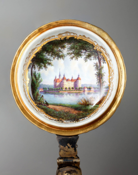 Кружка пивная со сценой охоты на кабанов и изображением охотничьего замка Морицбург на крышке