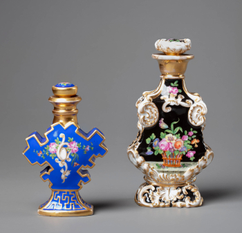 Пара парфюмерных флаконов с охотничьими сценами