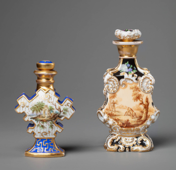 Пара парфюмерных флаконов с охотничьими сценами