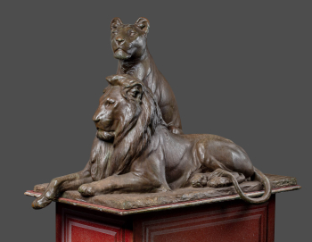 Парные скульптурные группы "Лежащий лев и сидящая львица"