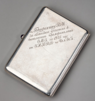 Портсигар из серебра и живописной эмали с жанровой сценкой