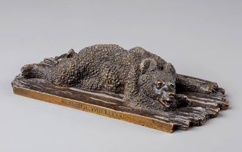 Пресс-папье "Маленький медвежонок лёжа на досках"