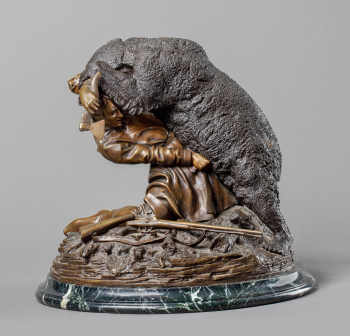 Скульптурная группа "Борьба охотника с медведем"