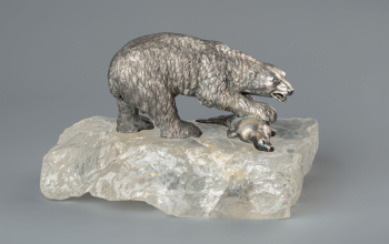 Скульптурная композиция "Полярный медведь, поймавший тюленя"