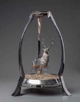 Светильник-подсвечник со скульптурным декором в виде фигуры стоящего оленя