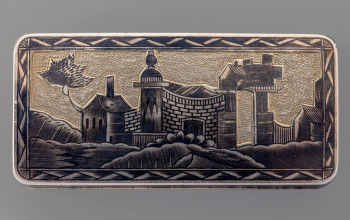 Табакерка с охотничьим сюжетом на крышке и архитектурно-пейзажным видом на донце