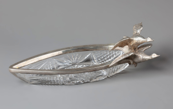 Ваза из гранёного хрусталя с серебряной окантовкой борта, украшенного пластическим декором в виде двух взлетающих уток