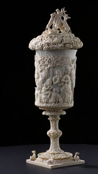 Видео Декоративный кубок со съёмной крышкой на высокой ножке и квадратном основании (подставке), изготовленный из резной слоновой кости