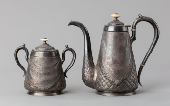 Чайник и сахарница