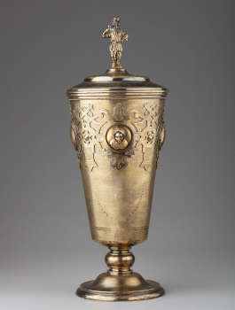 Кубок с крышкой