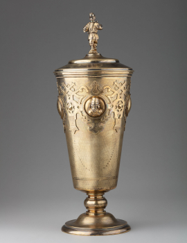 Кубок с крышкой