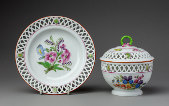 Миска с крышкой и десертная тарелка