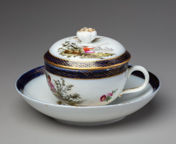 Подарочная чашка с крышкой и блюдцем