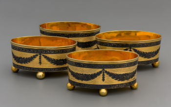 Сет из четырёх серебряных солонок на ножках-шариках с черневым растительным декором на позолоченном фоне