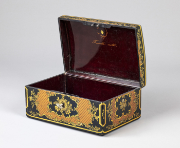 Шкатулка в стиле шинуазри с жанровой лаковой миниатюрой "Благородное семейство"
