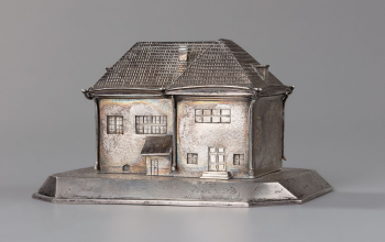 Шкатулка в виде модели дома императора Петра I в Ревеле